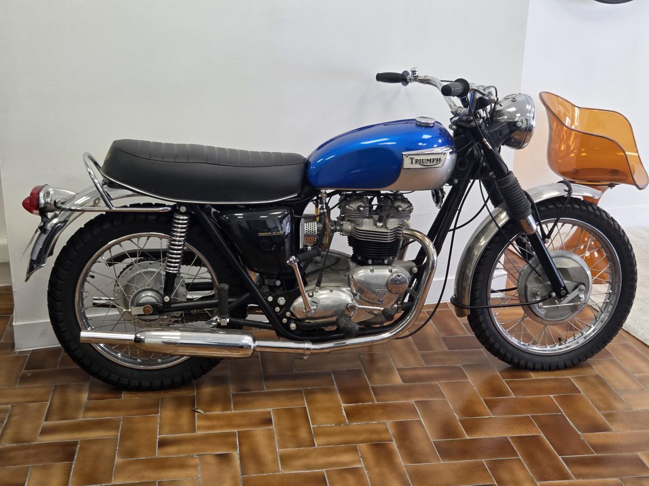 TRIUMPH BONNEVILLE