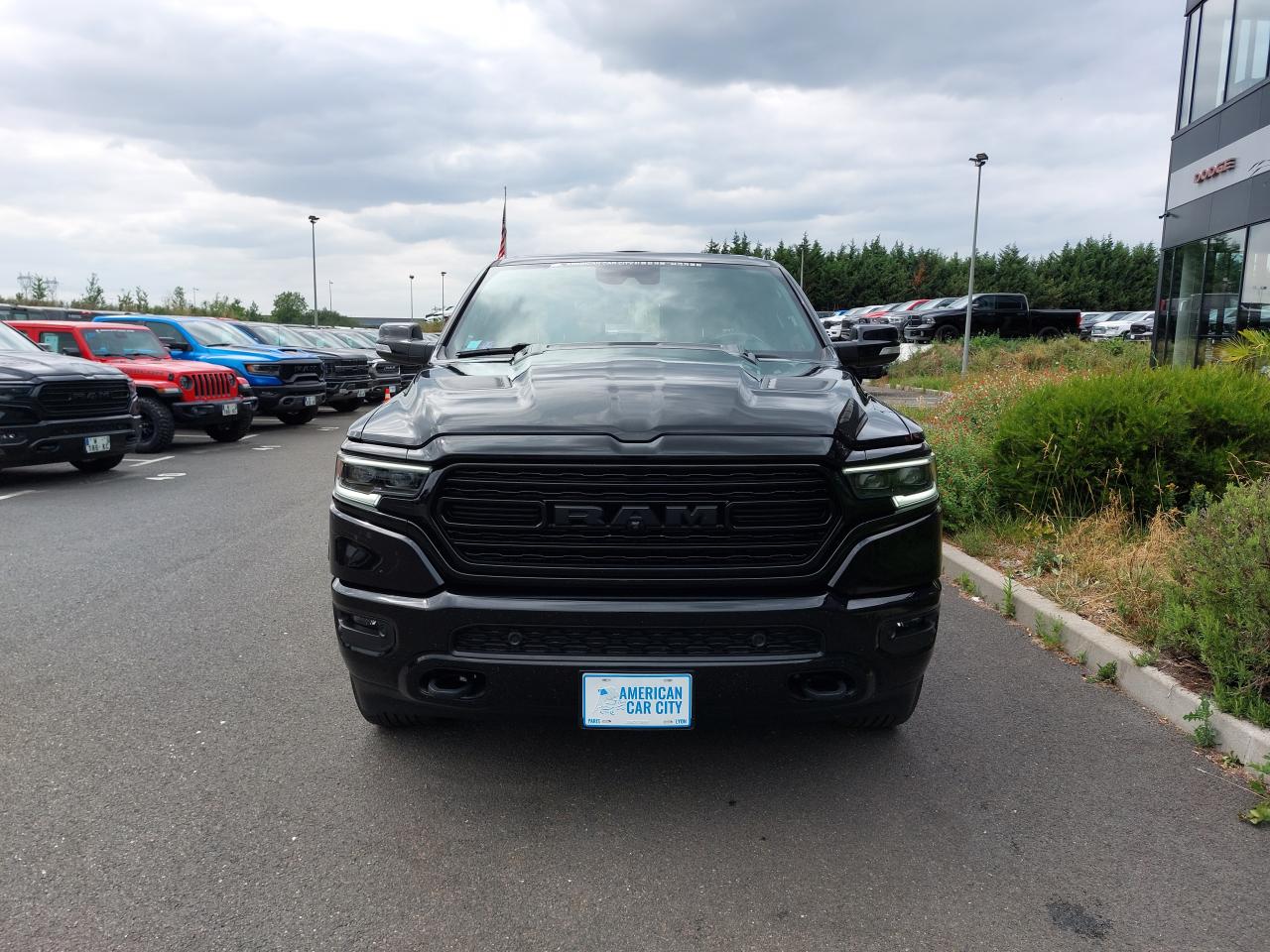DODGE RAM 1500 CREW CAB LIMITED BLACK PACKAGE RAMBOX