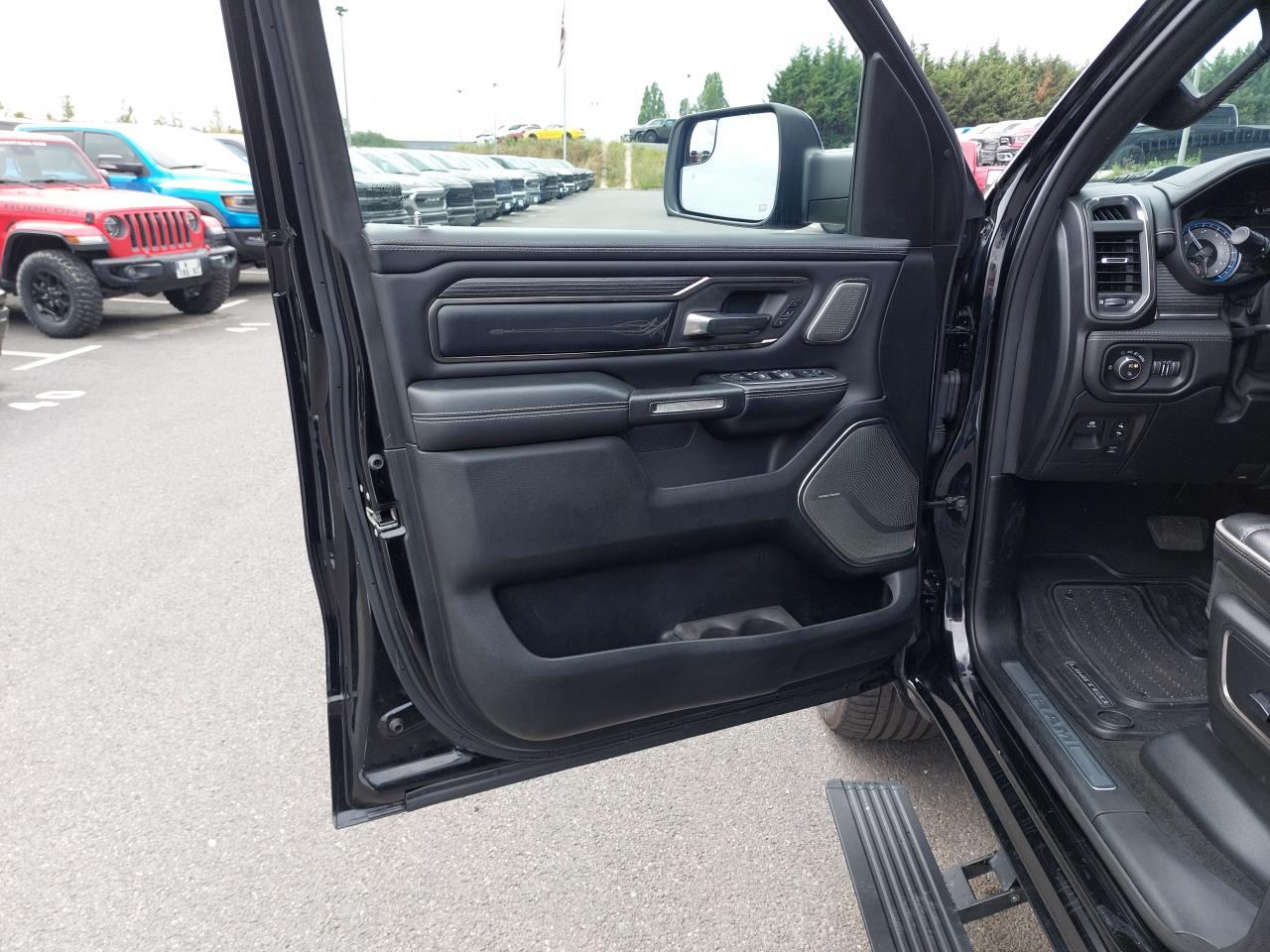 DODGE RAM 1500 CREW CAB LIMITED BLACK PACKAGE RAMBOX