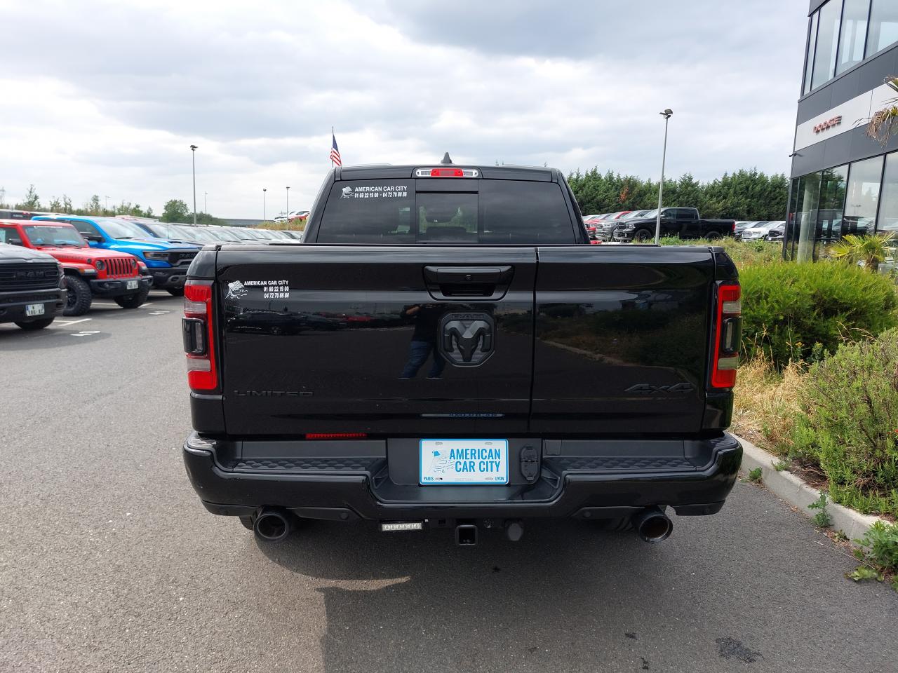 DODGE RAM 1500 CREW CAB LIMITED BLACK PACKAGE RAMBOX