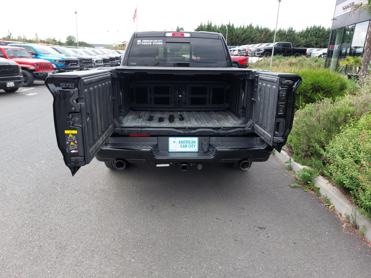 DODGE RAM 1500 CREW CAB LIMITED BLACK PACKAGE RAMBOX