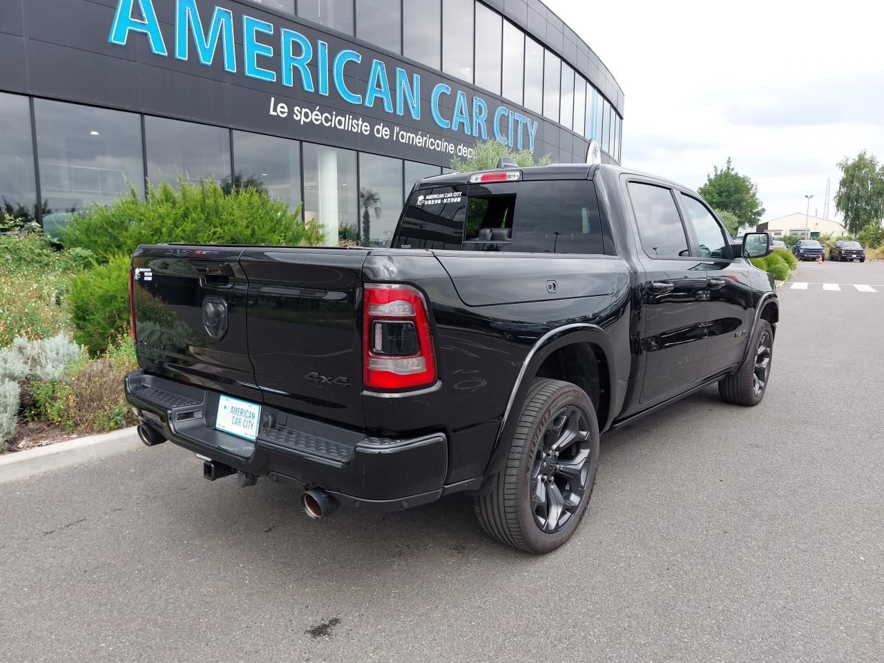 DODGE RAM 1500 CREW CAB LIMITED BLACK PACKAGE RAMBOX