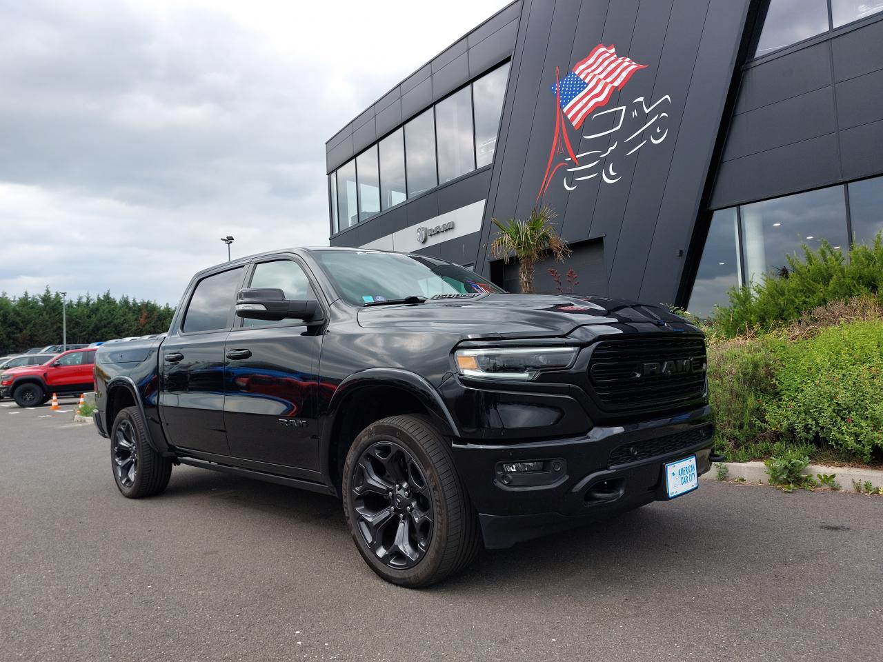 DODGE RAM 1500 CREW CAB LIMITED BLACK PACKAGE RAMBOX
