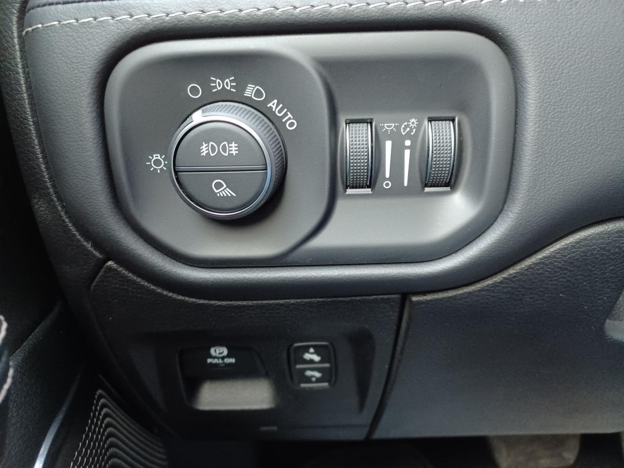 DODGE RAM 1500 CREW LIMITED BLACK PACKAGE
