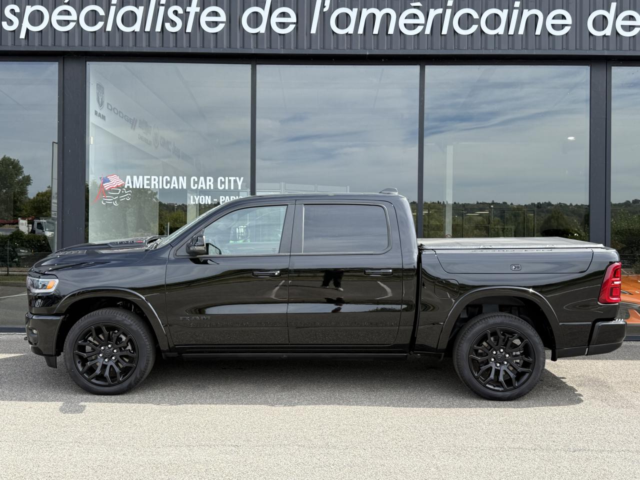 DODGE RAM 1500 CREW LIMITED NIGHT EDITION RAMBOX HAYON MULTI 2025