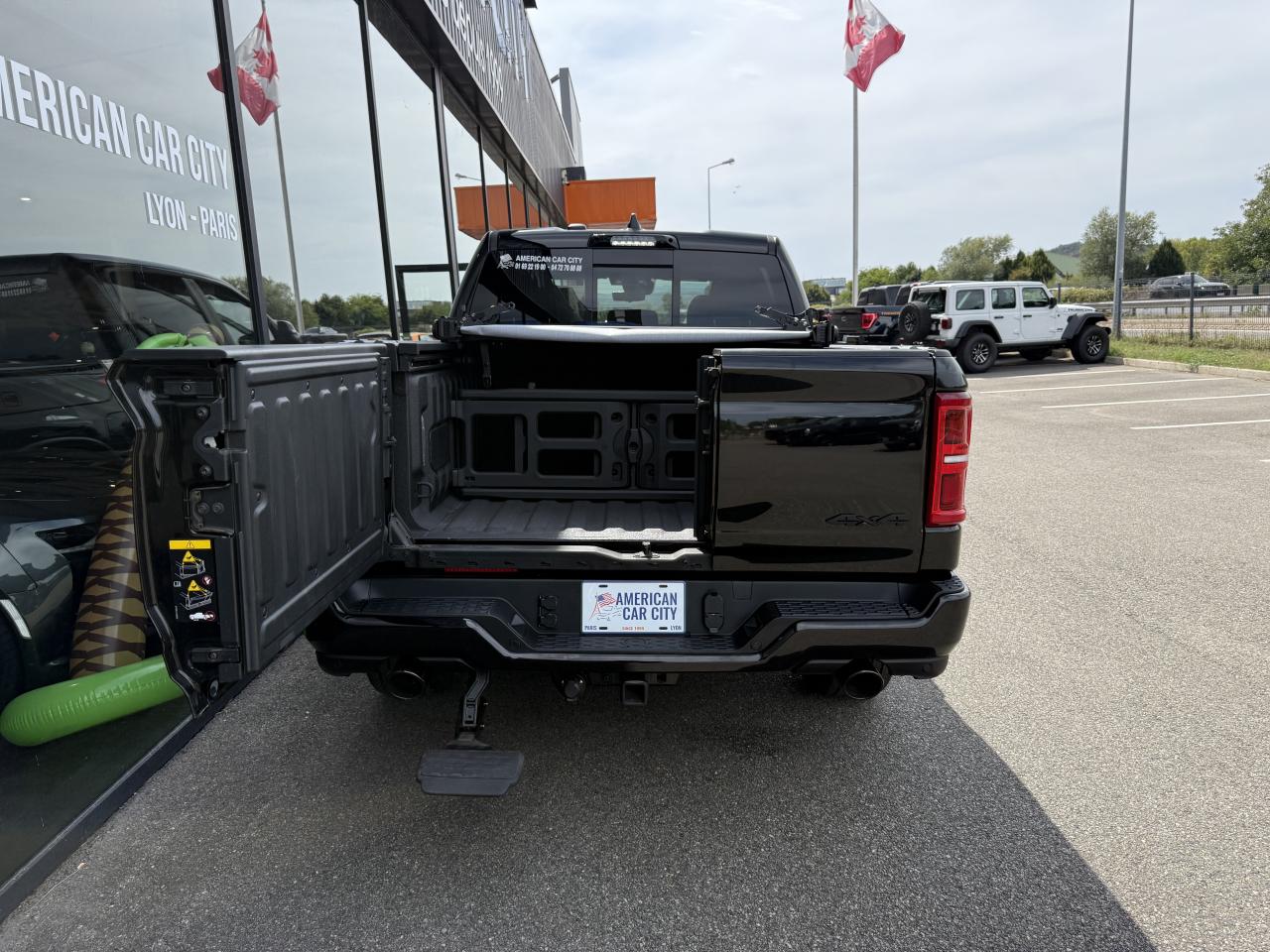DODGE RAM 1500 CREW LIMITED NIGHT EDITION RAMBOX HAYON MULTI 2025