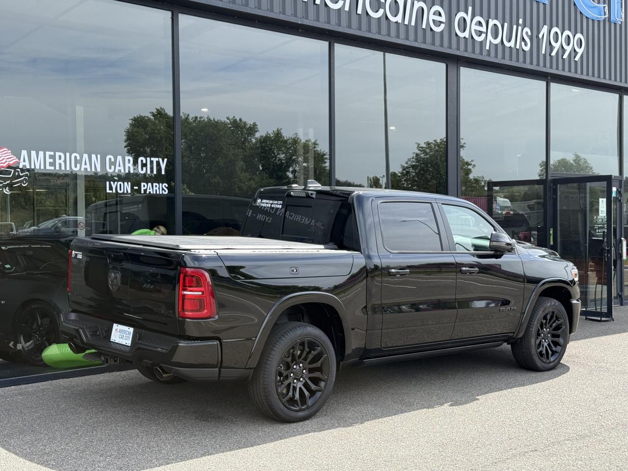 DODGE RAM 1500 CREW LIMITED NIGHT EDITION RAMBOX HAYON MULTI 2025