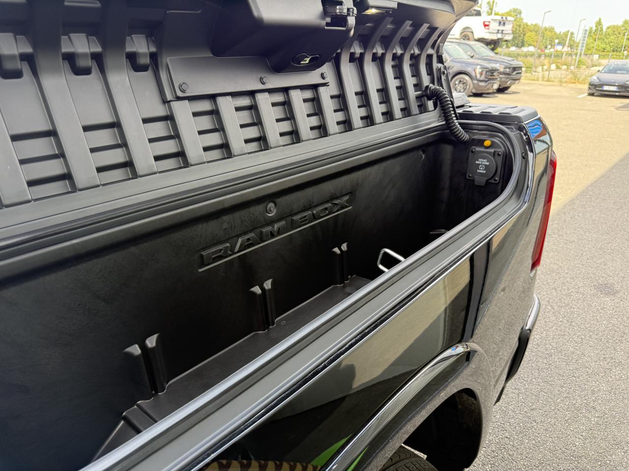 DODGE RAM 1500 CREW LIMITED NIGHT EDITION RAMBOX HAYON MULTI 2025