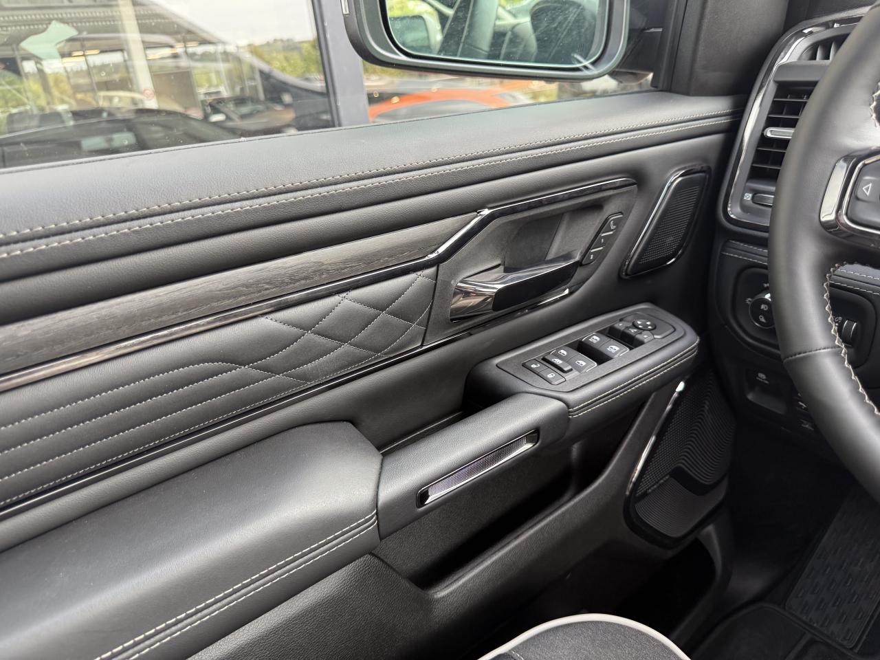DODGE RAM 1500 CREW LIMITED NIGHT EDITION RAMBOX HAYON MULTI 2025