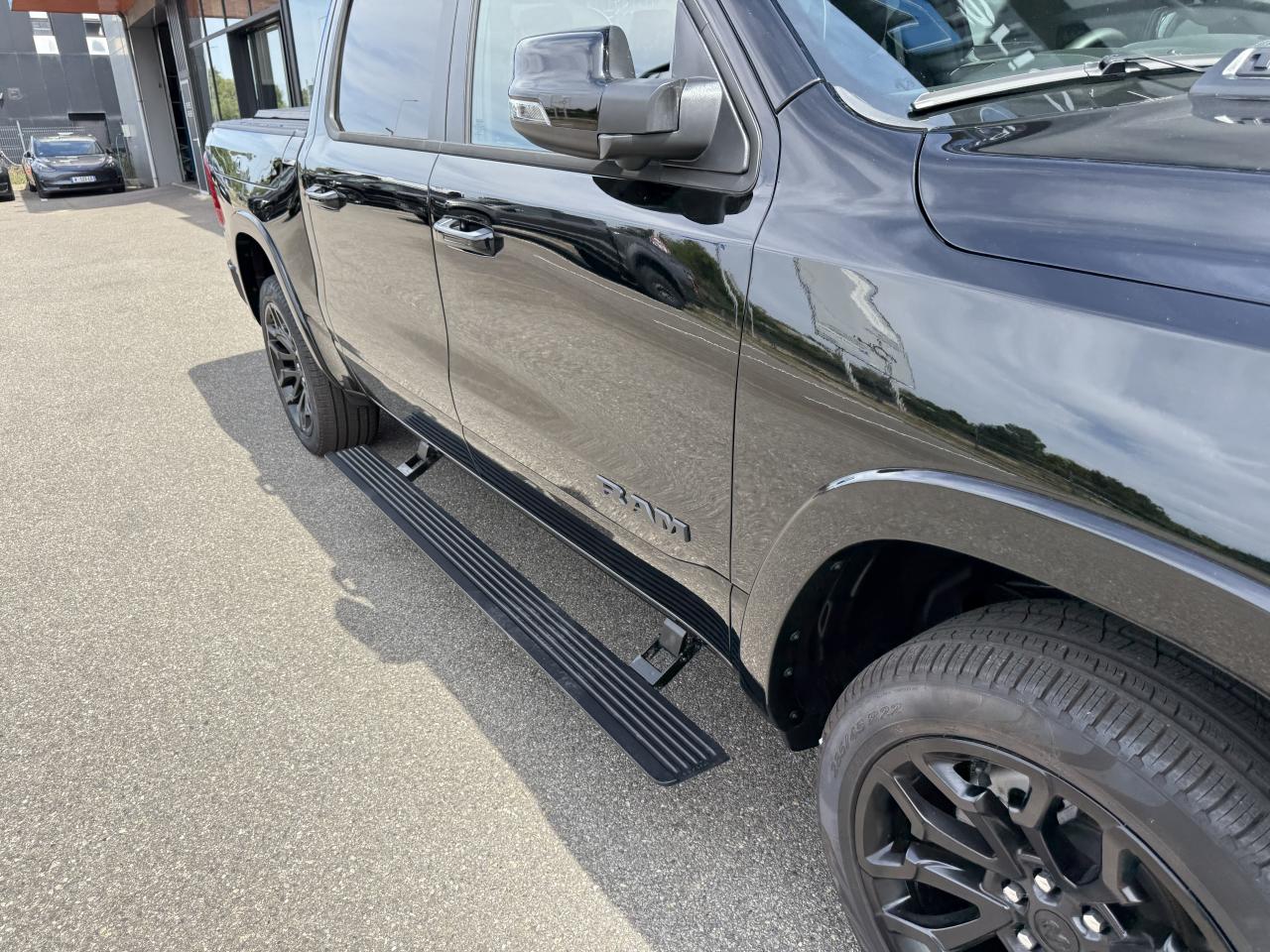 DODGE RAM 1500 CREW LIMITED NIGHT EDITION RAMBOX HAYON MULTI 2025