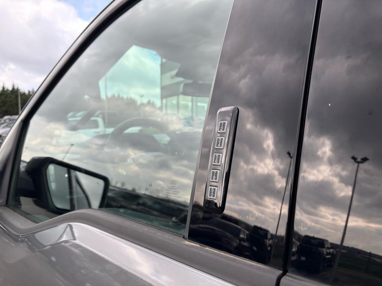 FORD F150 Supercrew LARIAT Black Package V8 5.0L FLEXFUEL