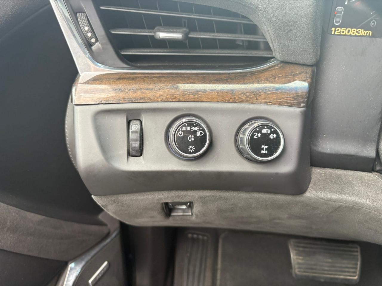 CADILLAC ESCALADE SUV PLATINUM 6.2i - BVA - Vente à marchand