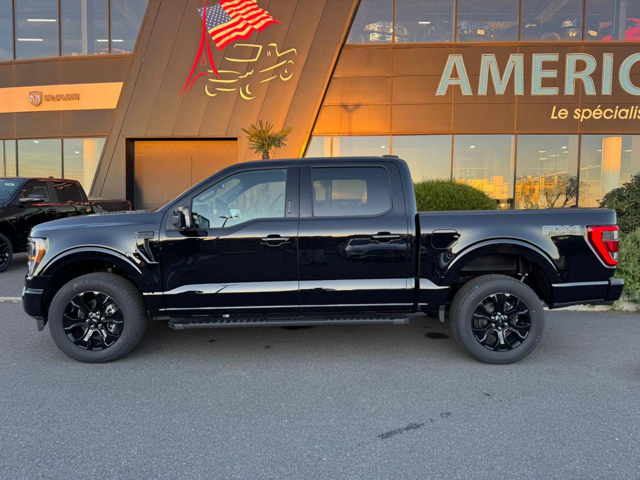 FORD F150 Supercrew LARIAT Black Package V8 5.0L