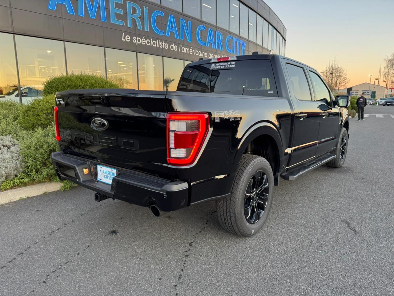 FORD F150 Supercrew LARIAT Black Package V8 5.0L