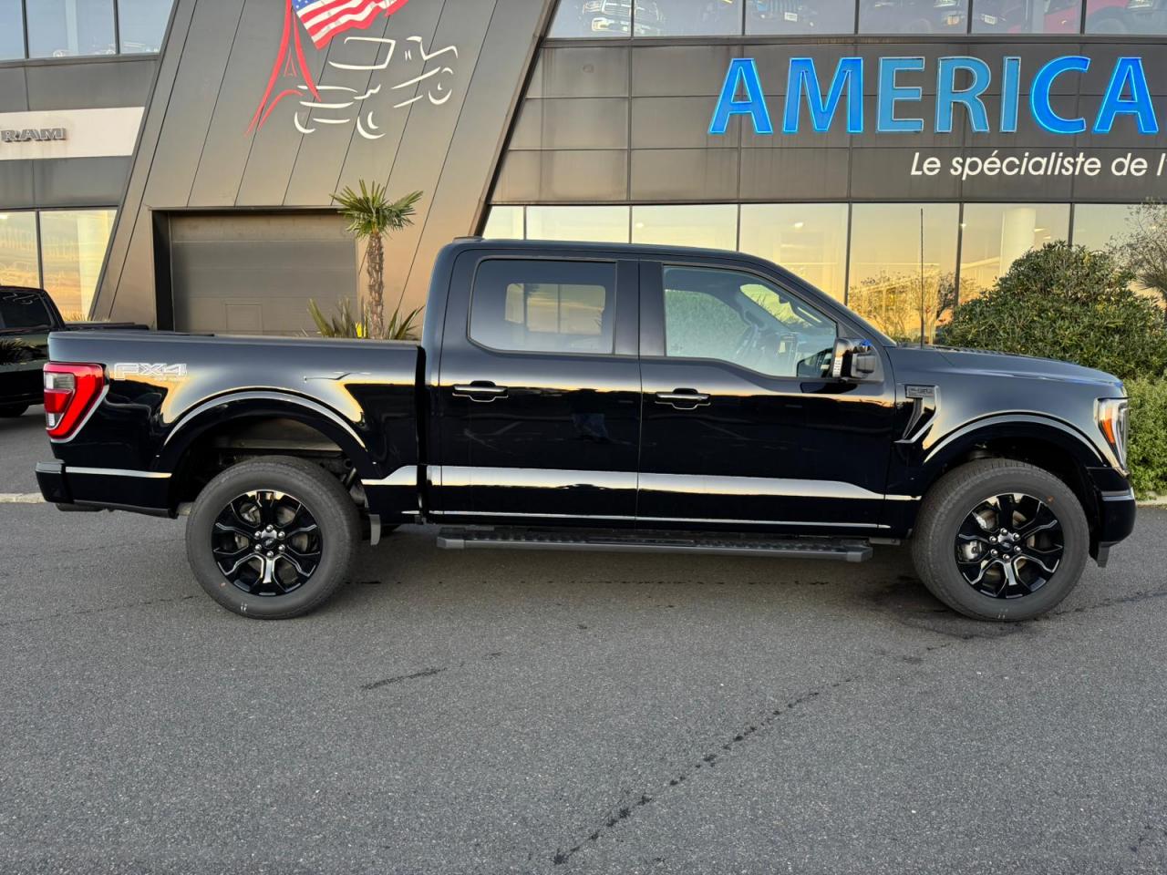 FORD F150 Supercrew LARIAT Black Package V8 5.0L