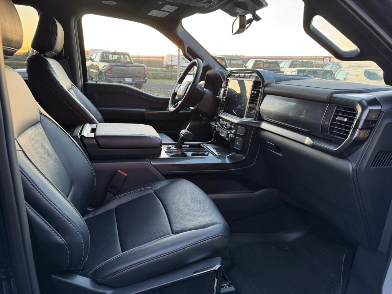 FORD F150 Supercrew LARIAT Black Package V8 5.0L