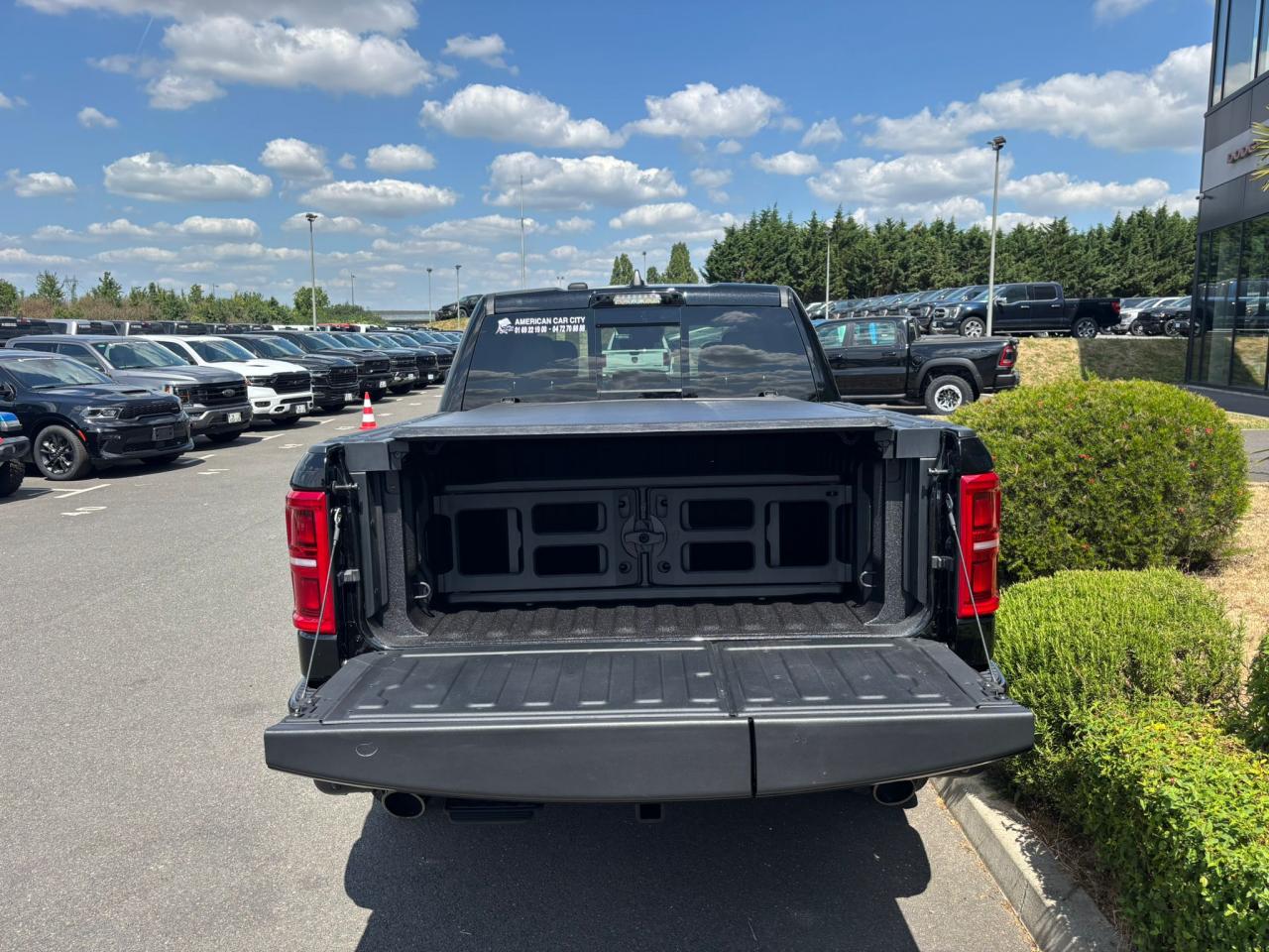 DODGE RAM 1500 CREW LIMITED NIGHT EDITION RAMBOX HAYON MULTI 2025