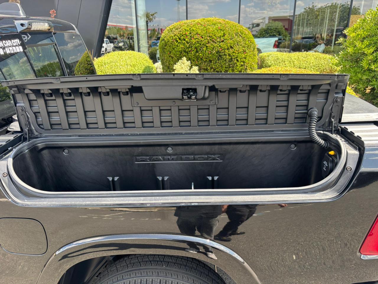 DODGE RAM 1500 CREW LIMITED NIGHT EDITION RAMBOX HAYON MULTI 2025
