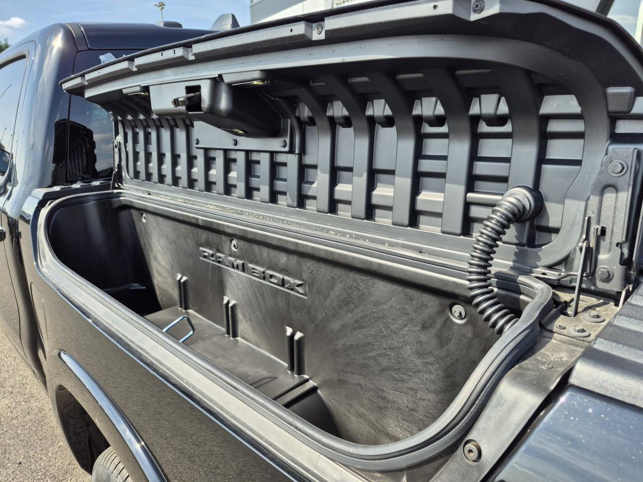 DODGE RAM 1500 CREW LIMITED NIGHT EDITION RAMBOX HAYON MULTI 2025