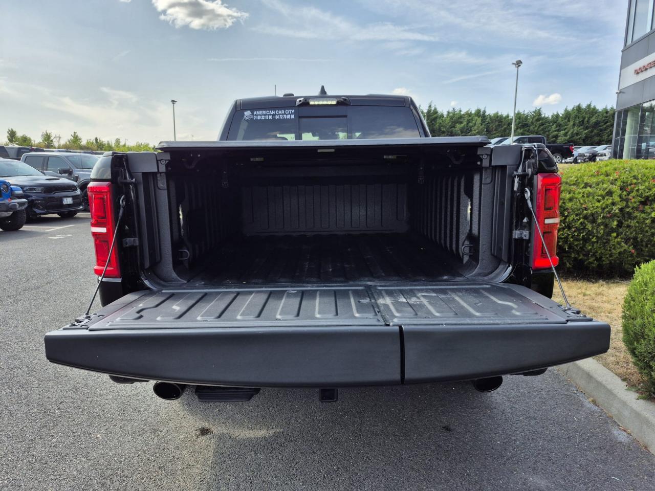 DODGE RAM 1500 CREW LIMITED NIGHT EDITION RAMBOX HAYON MULTI 2025