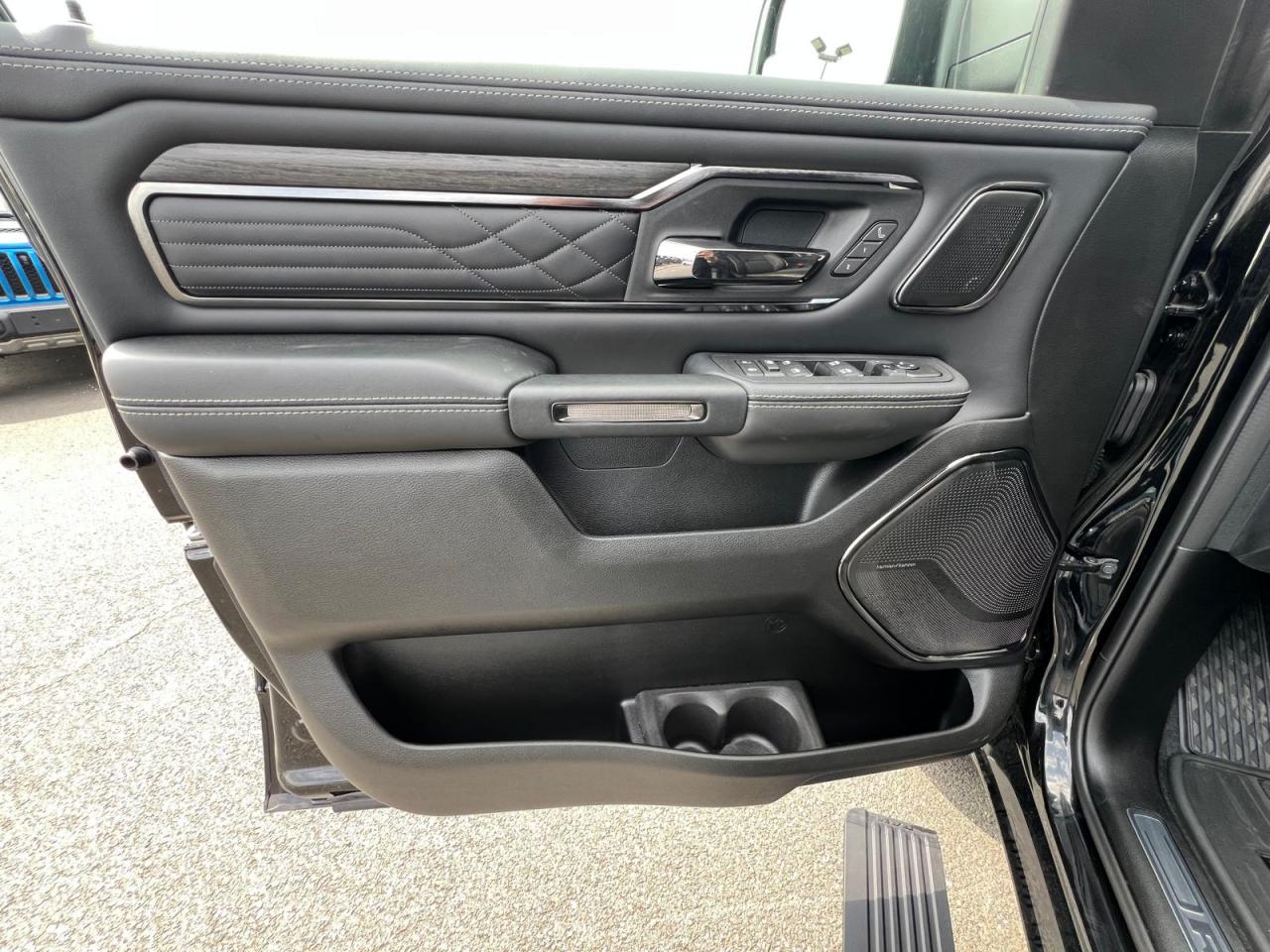 DODGE RAM 1500 CREW LIMITED NIGHT EDITION RAMBOX HAYON MULTI 2025