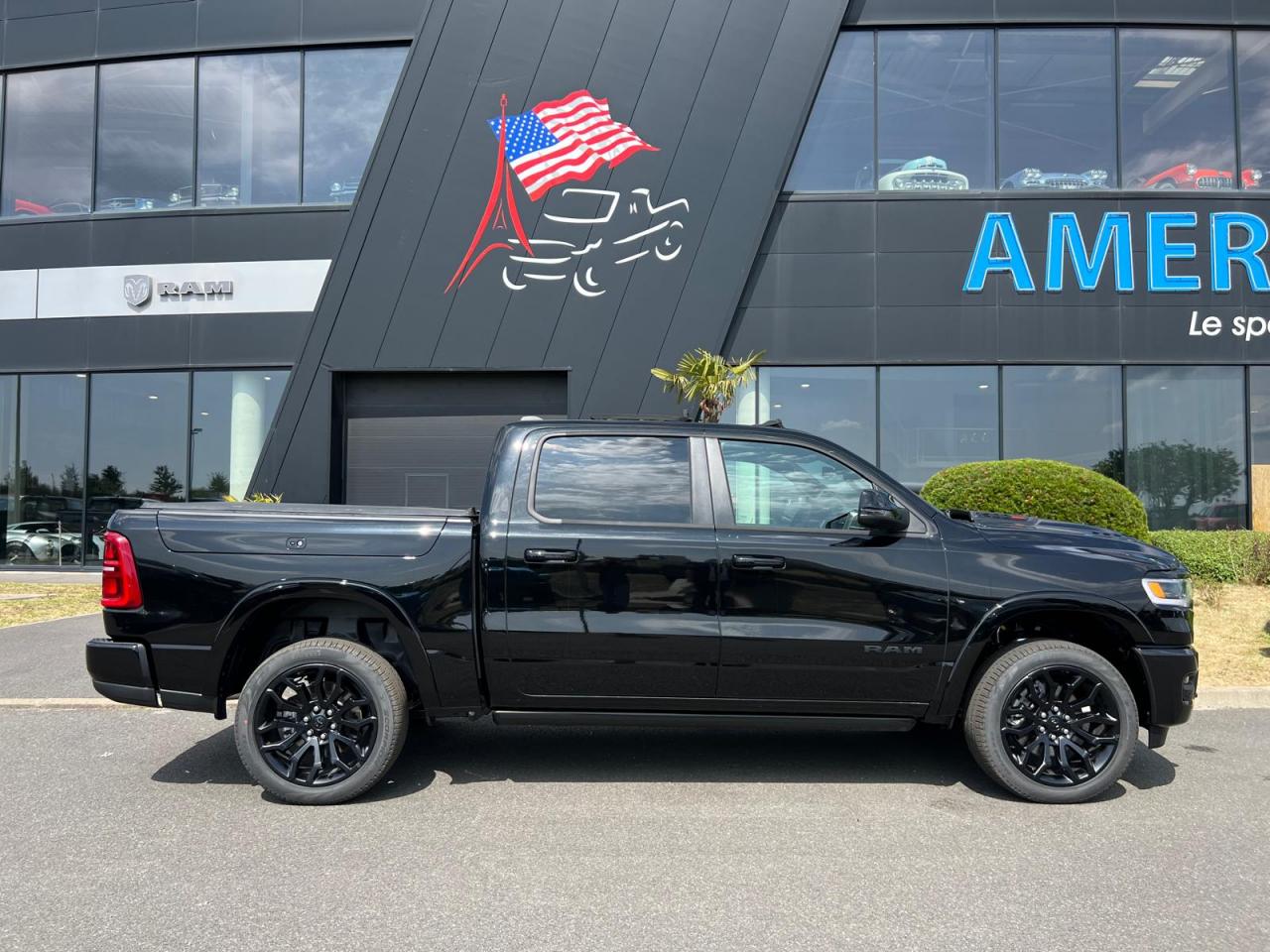 DODGE RAM 1500 CREW LIMITED NIGHT EDITION RAMBOX HAYON MULTI 2025