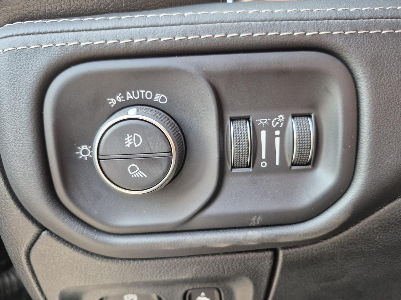 DODGE RAM 1500 CREW LIMITED NIGHT EDITION RAMBOX HAYON MULTI 2025