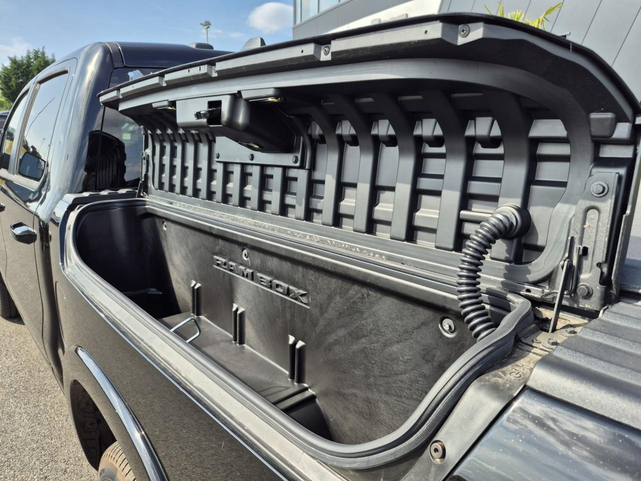 DODGE RAM 1500 CREW LIMITED NIGHT EDITION RAMBOX HAYON MULTI 2025