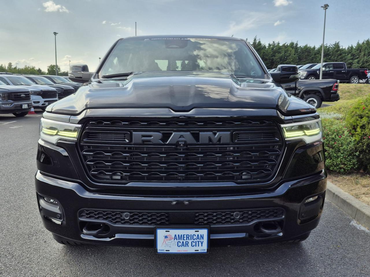 DODGE RAM 1500 CREW LIMITED NIGHT EDITION RAMBOX HAYON MULTI 2025