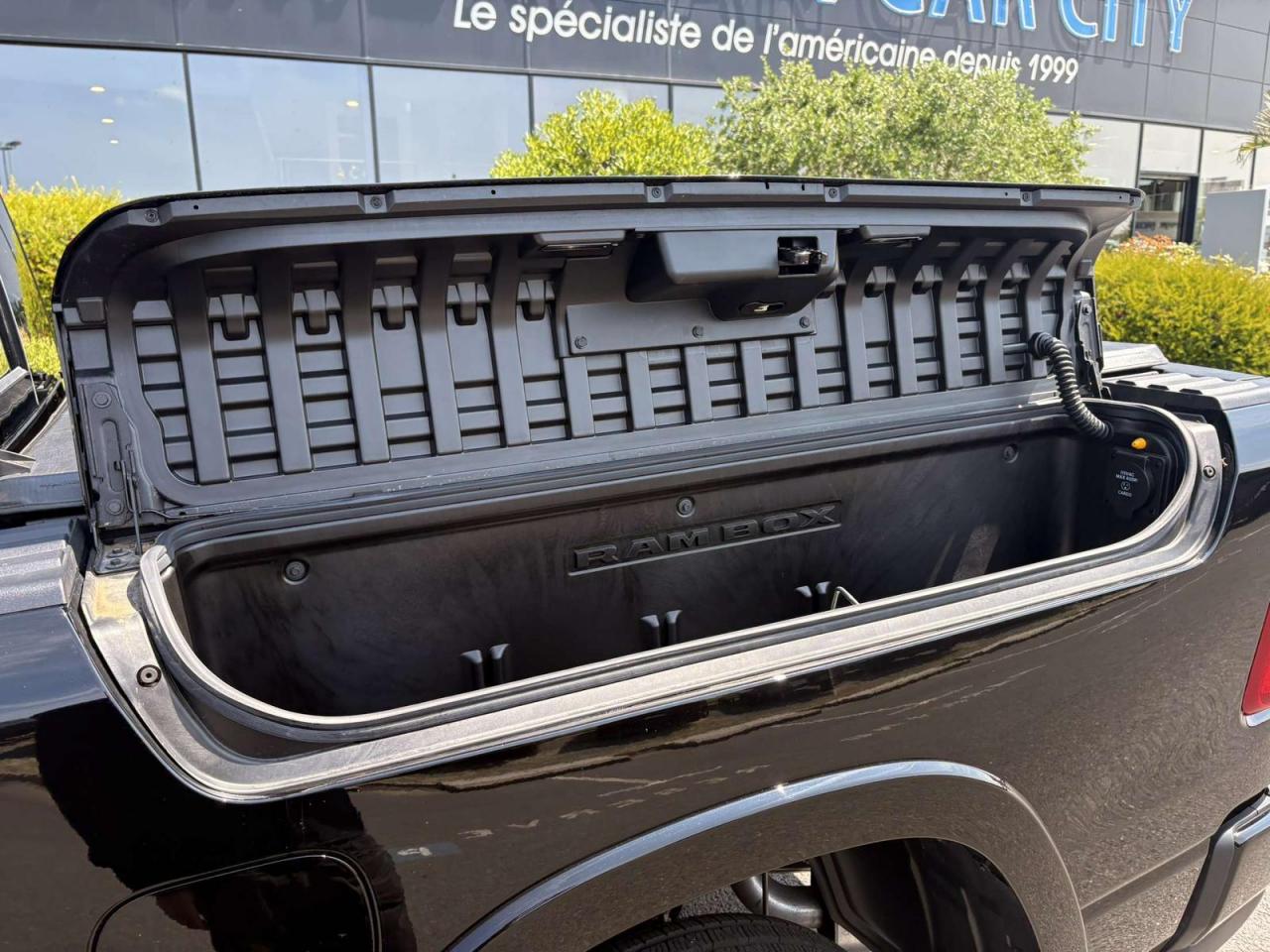 DODGE RAM 1500 CREW LIMITED NIGHT EDITION RAMBOX HAYON MULTI 2025