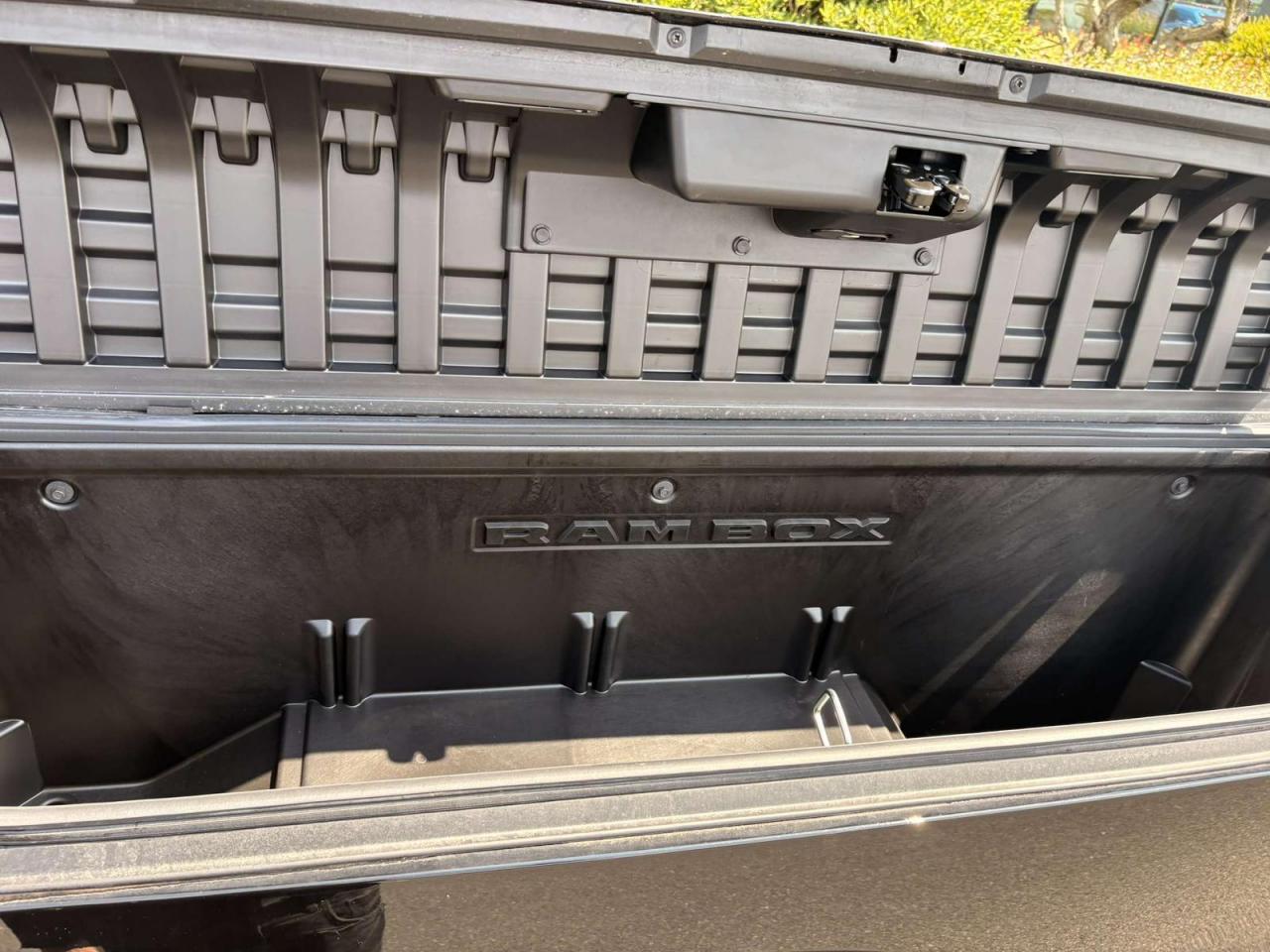 DODGE RAM 1500 CREW LIMITED NIGHT EDITION RAMBOX HAYON MULTI 2025