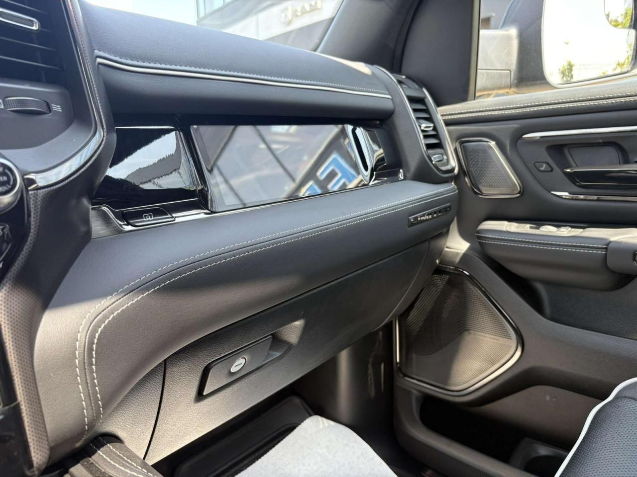 DODGE RAM 1500 CREW LIMITED NIGHT EDITION RAMBOX HAYON MULTI 2025