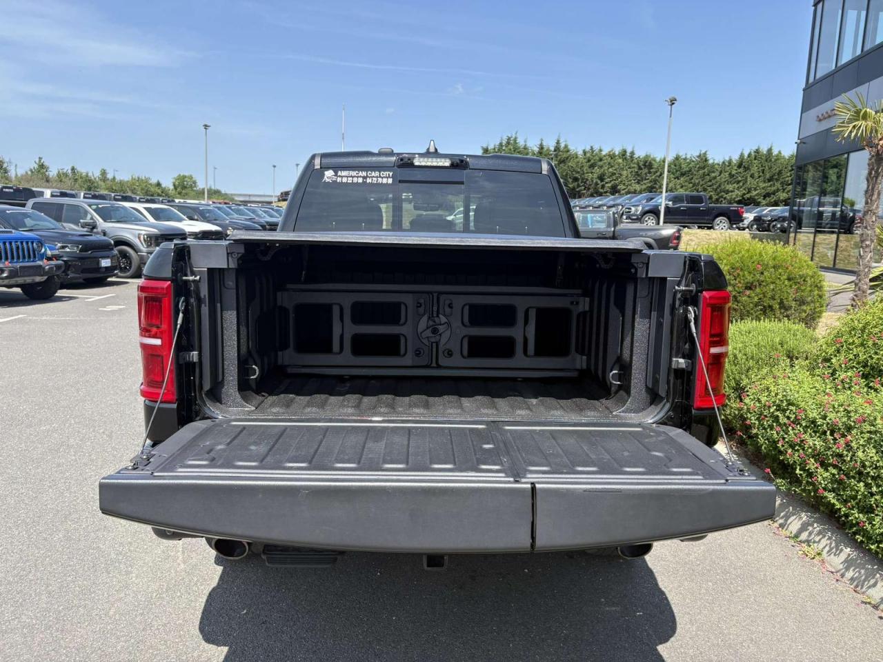 DODGE RAM 1500 CREW LIMITED NIGHT EDITION RAMBOX HAYON MULTI 2025