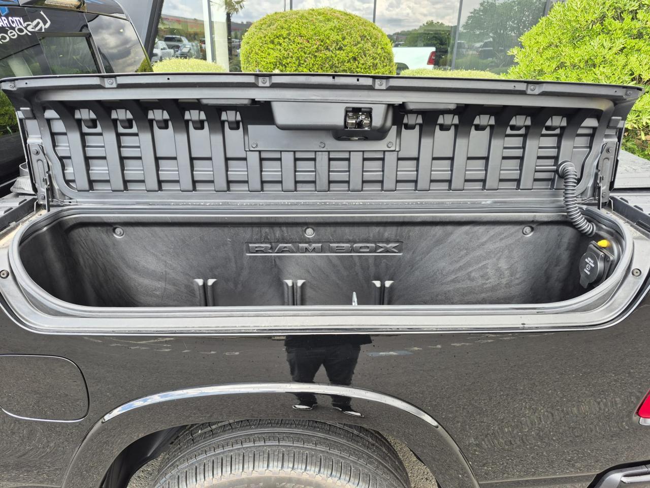 DODGE RAM 1500 CREW LIMITED NIGHT EDITION RAMBOX HAYON MULTI 2025