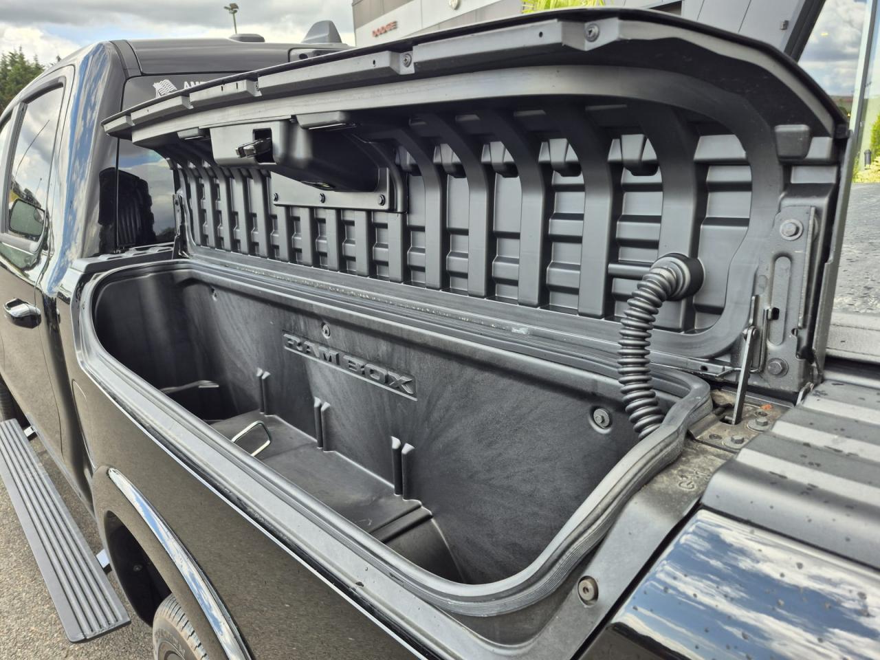 DODGE RAM 1500 CREW LIMITED NIGHT EDITION RAMBOX HAYON MULTI 2025