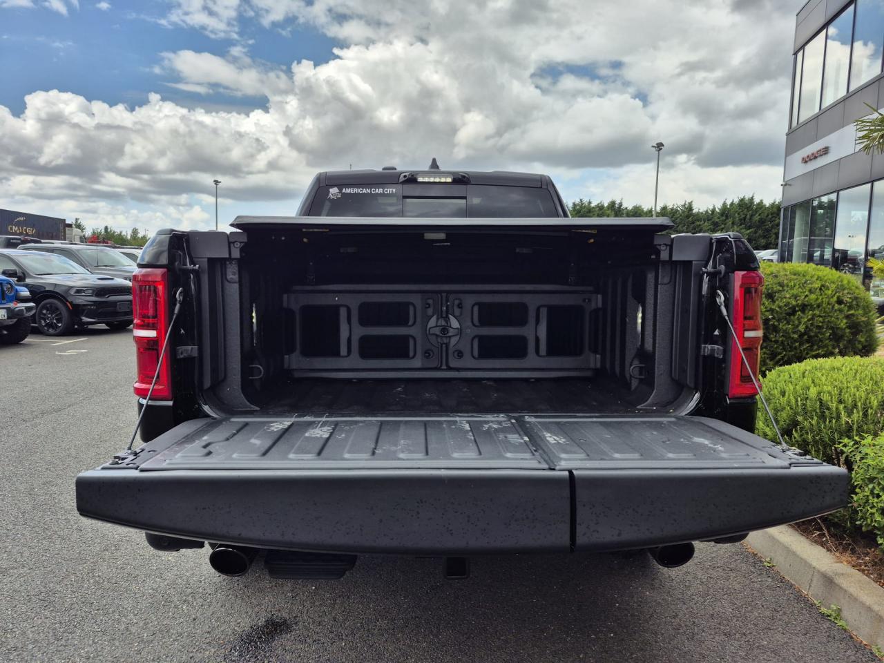 DODGE RAM 1500 CREW LIMITED NIGHT EDITION RAMBOX HAYON MULTI 2025