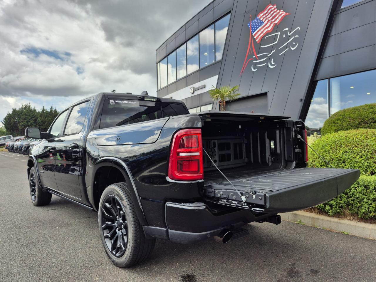 DODGE RAM 1500 CREW LIMITED NIGHT EDITION RAMBOX HAYON MULTI 2025