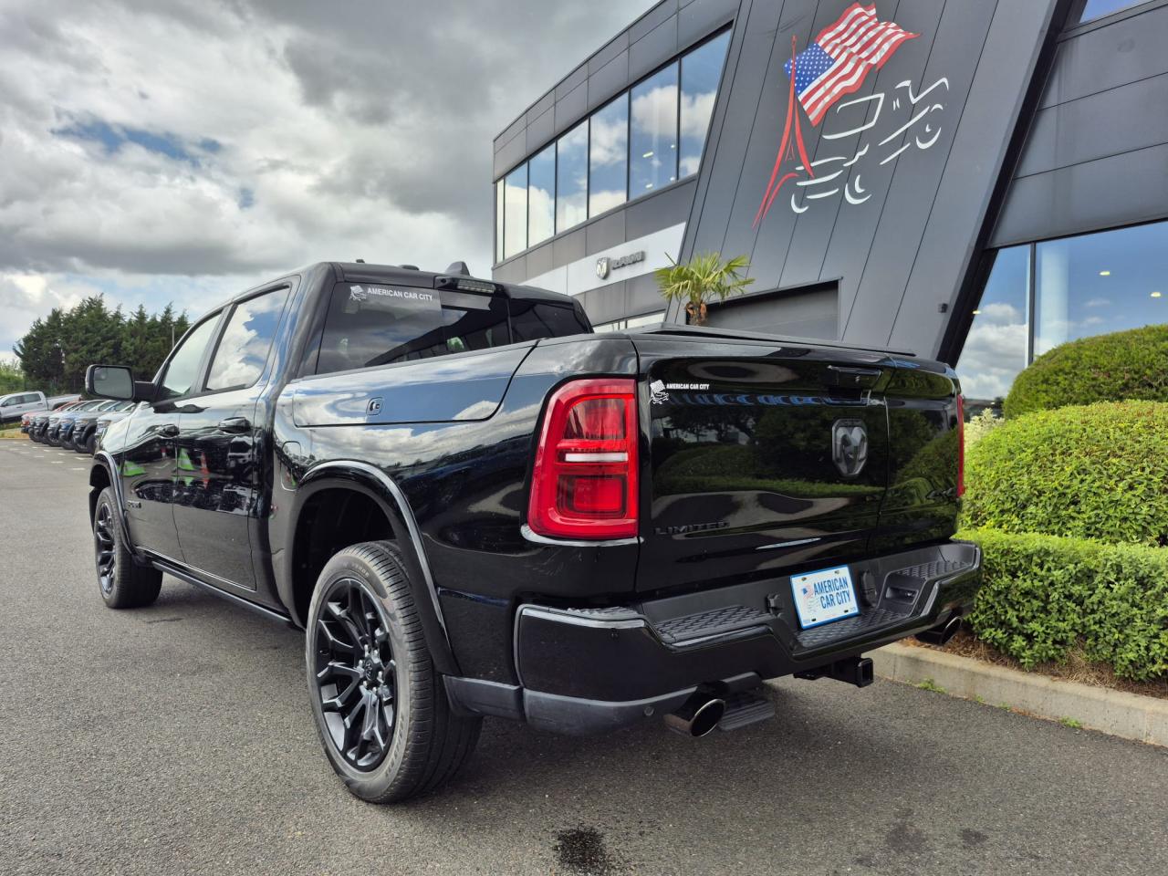 DODGE RAM 1500 CREW LIMITED NIGHT EDITION RAMBOX HAYON MULTI 2025