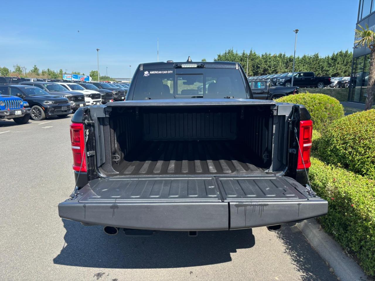 DODGE RAM 1500 CREW LIMITED NIGHT EDITION RAMBOX HAYON MULTI 2025