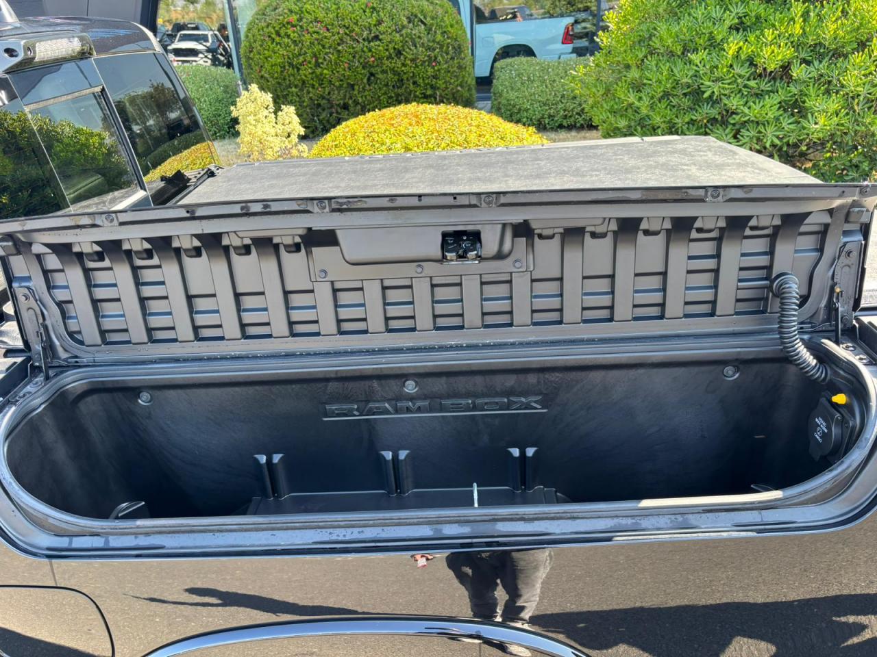 DODGE RAM 1500 CREW LIMITED NIGHT EDITION RAMBOX HAYON MULTI 2025