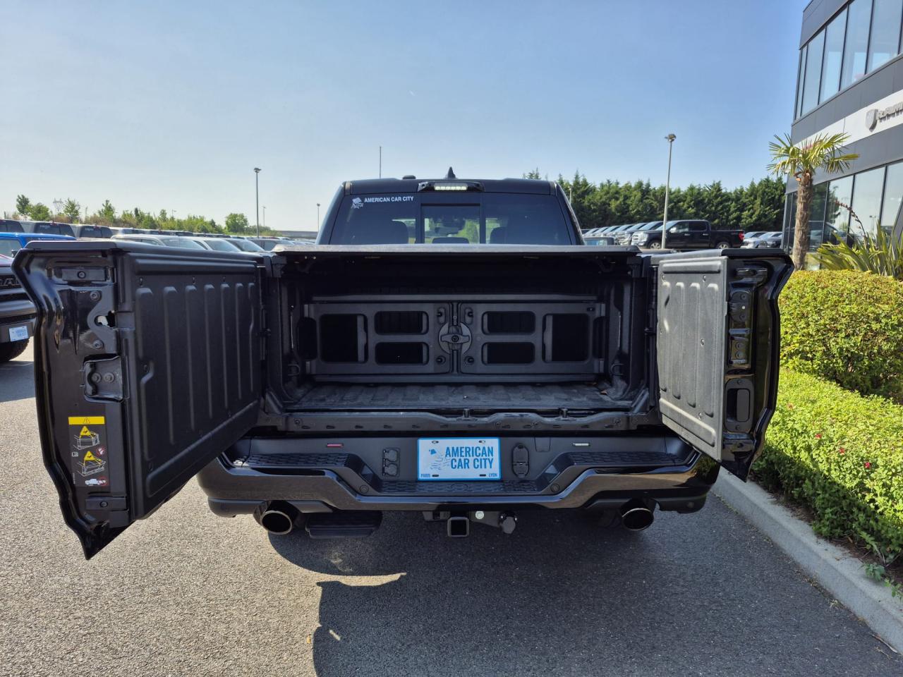 DODGE RAM 1500 CREW LIMITED NIGHT EDITION RAMBOX HAYON MULTI 2025