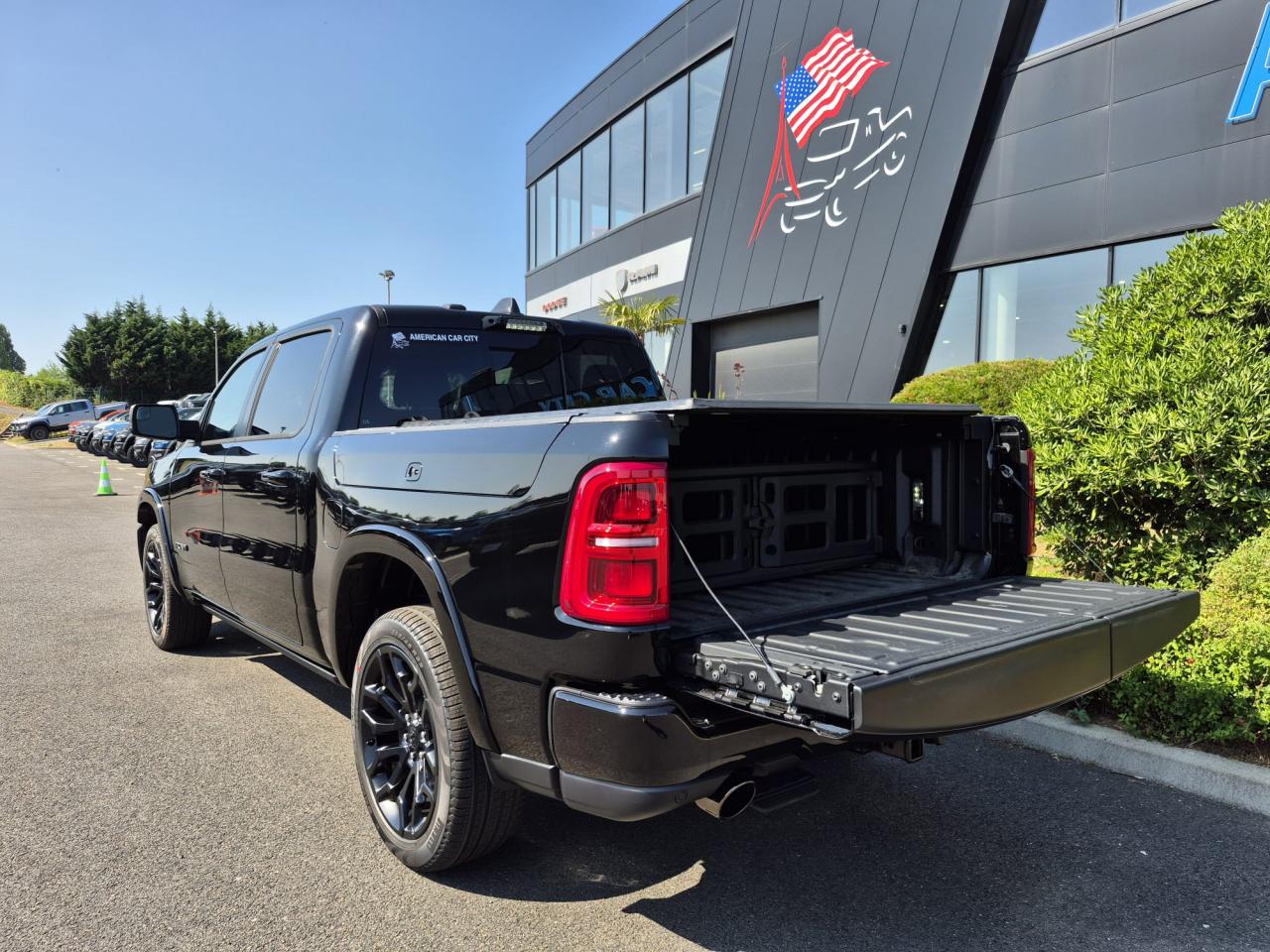 DODGE RAM 1500 CREW LIMITED NIGHT EDITION RAMBOX HAYON MULTI 2025