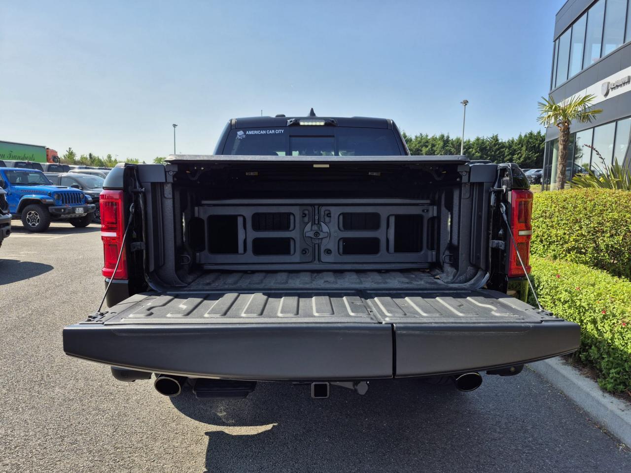 DODGE RAM 1500 CREW LIMITED NIGHT EDITION RAMBOX HAYON MULTI 2025