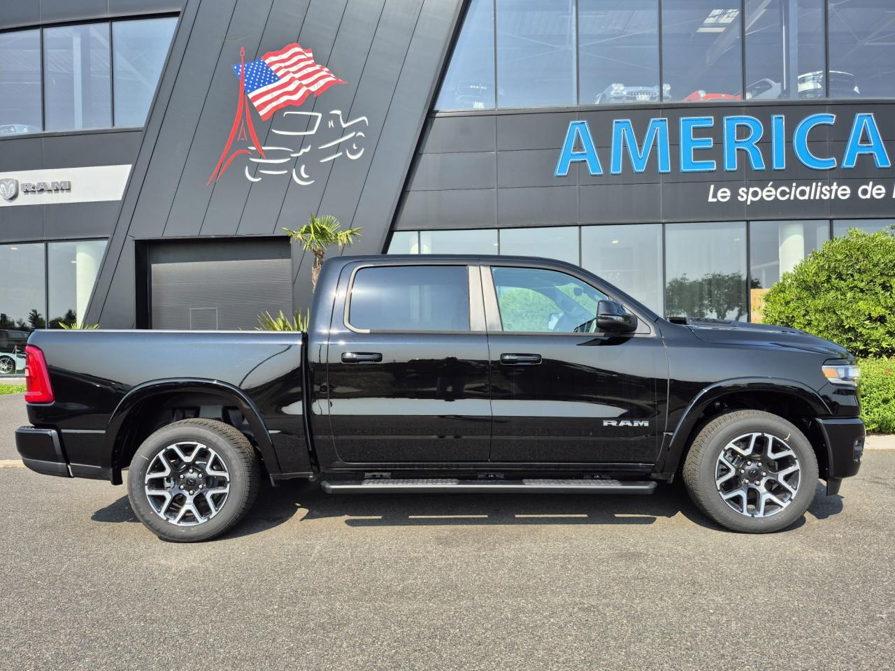 DODGE RAM 1500 CREW LARAMIE SPORT 4x4 2025