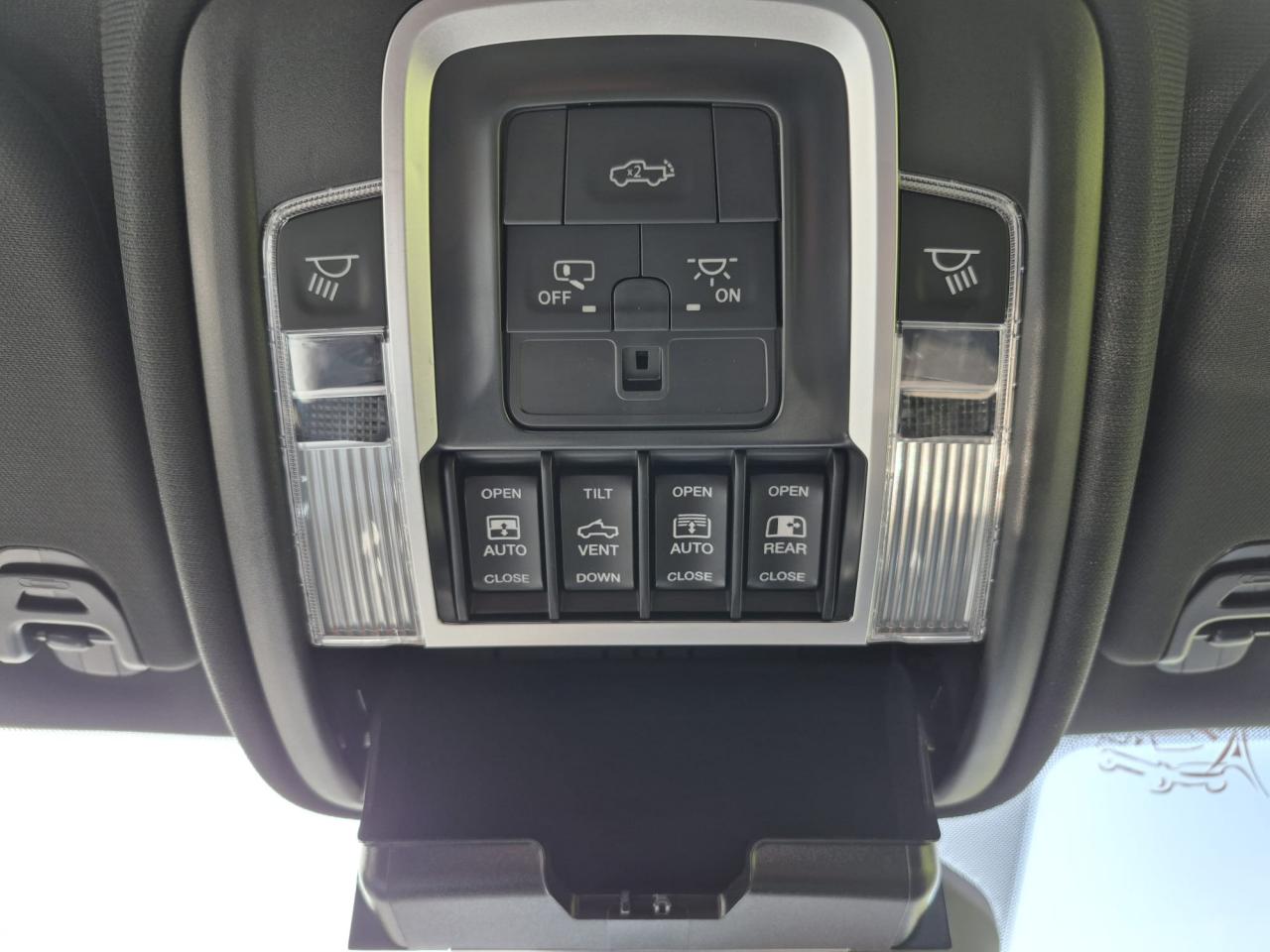 DODGE RAM 1500 CREW LARAMIE SPORT 4x4 2025