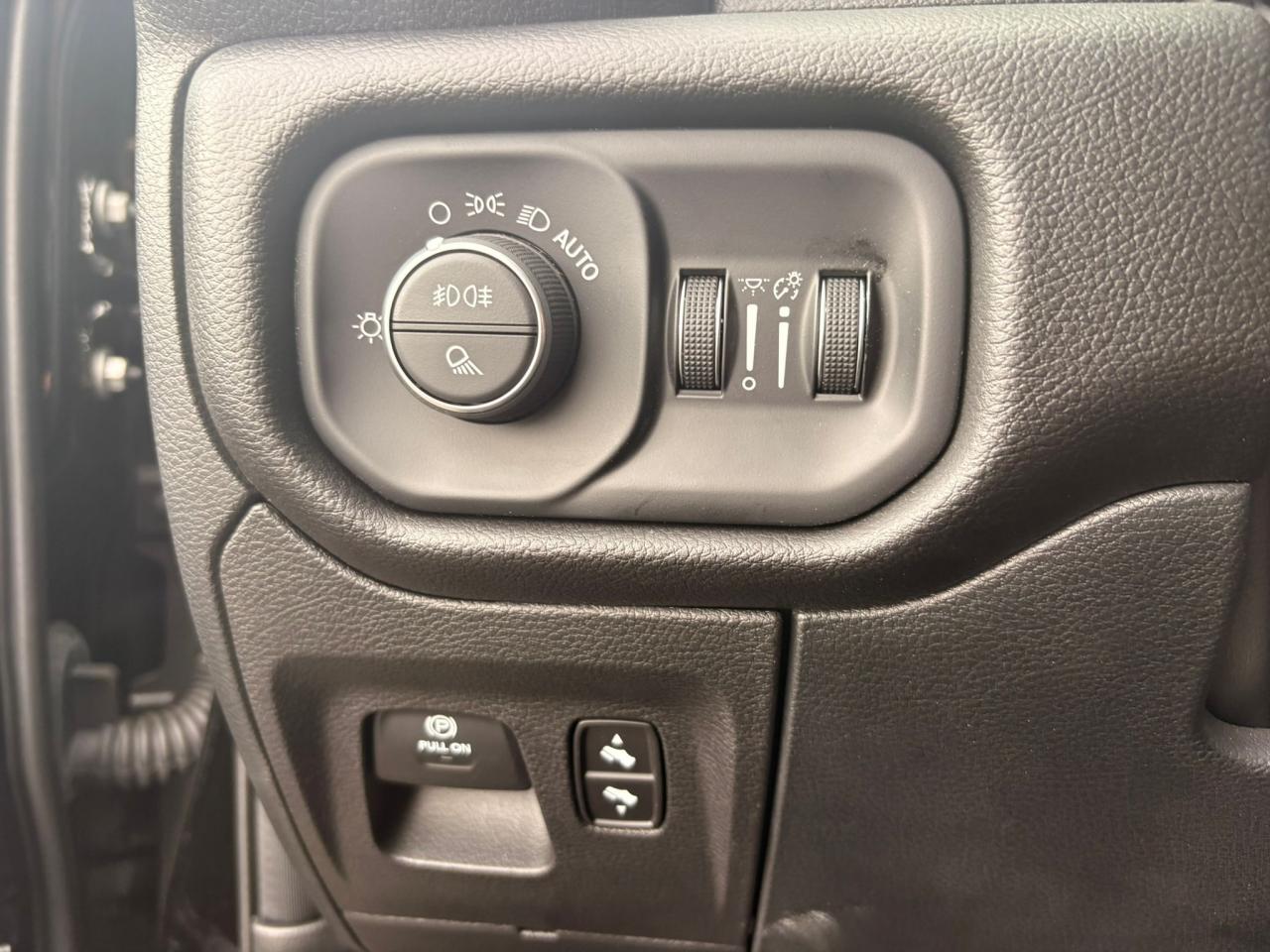 DODGE RAM 1500 CREW LARAMIE SPORT 4x4 2025