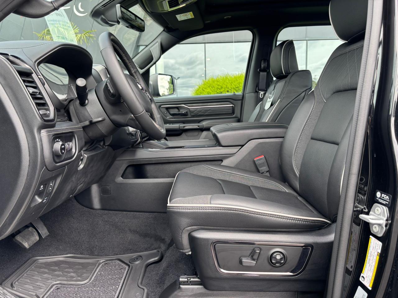 DODGE RAM 1500 CREW LIMITED NIGHT EDITION RAMBOX 2025