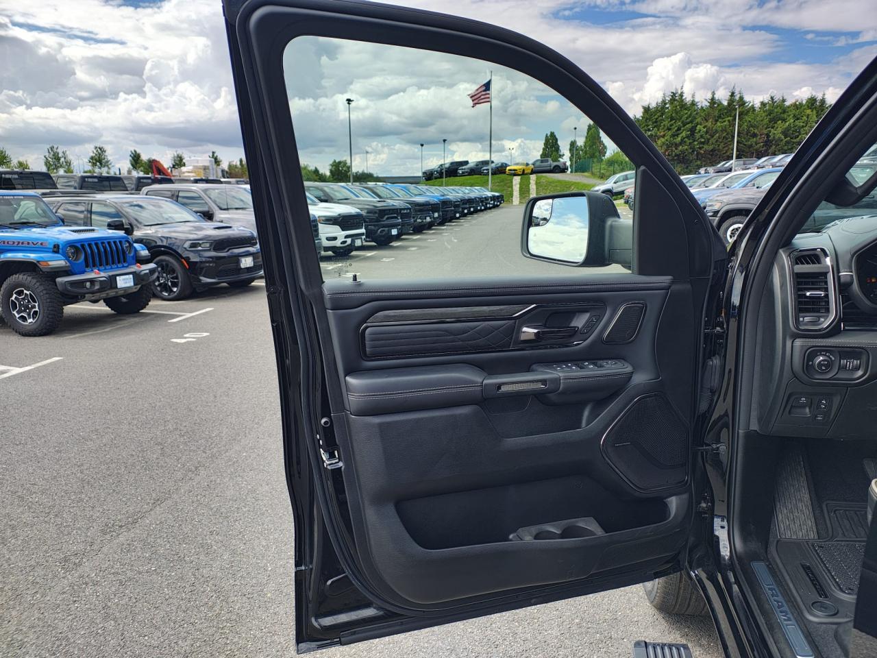 DODGE RAM 1500 CREW LIMITED NIGHT EDITION RAMBOX 2025