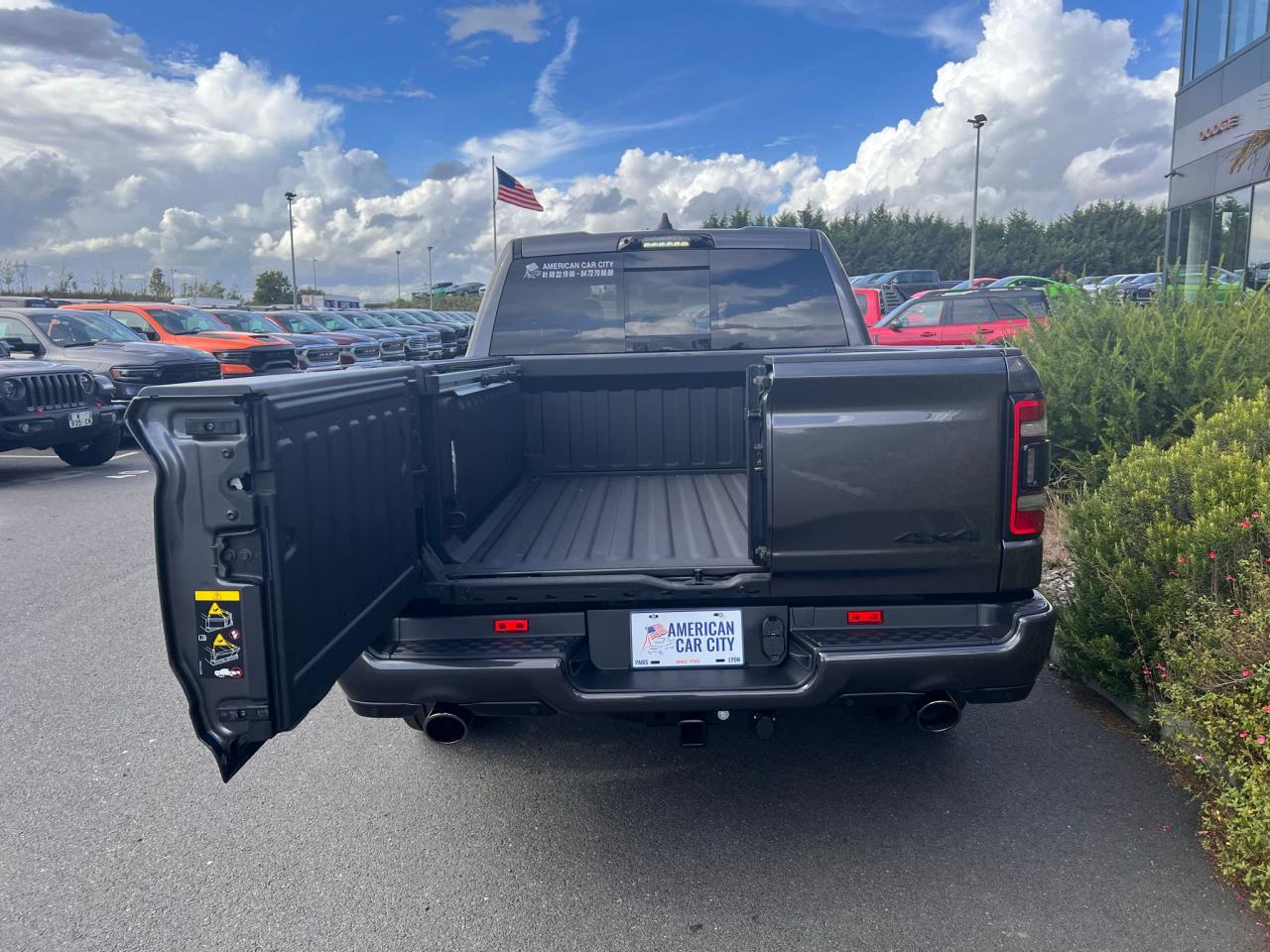DODGE RAM 1500 CREW LIMITED NIGHT EDITION - RAMBOX - HAYON MULTIFONCTIONS