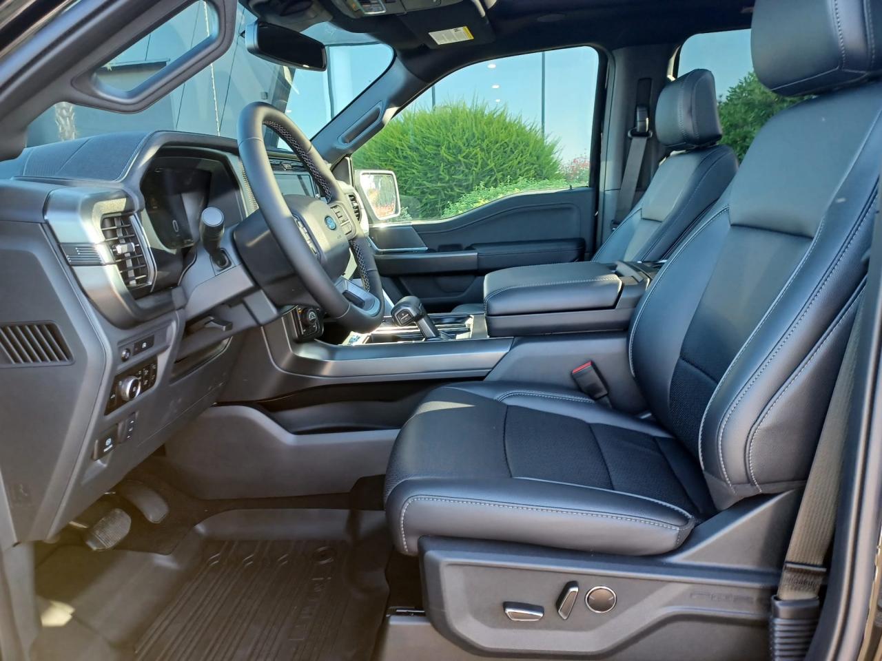 FORD F150 Supercrew LARIAT Black Package V8 5.0L